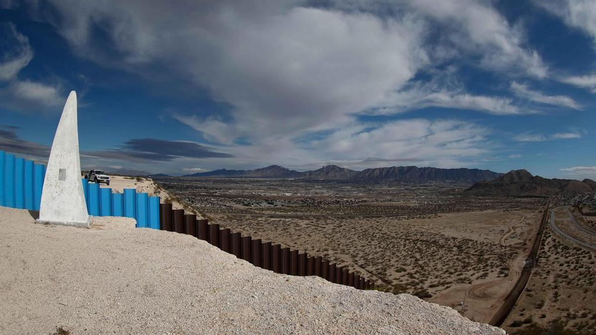Vista general del miércoles 25 de enero de 2017, de la barda fronteriza que divide al estado de Texas - Nuevo México (i) y Ciudad Juárez (México) (d).