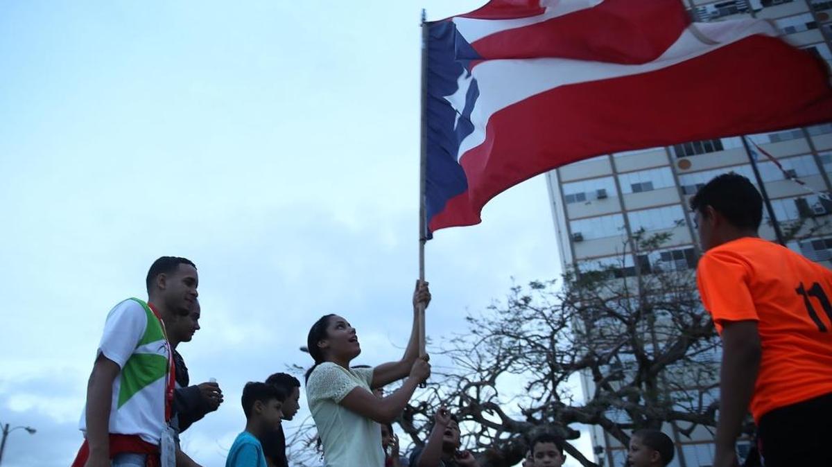 Una bandera puertorriqueña se levanta afuera del complejo Torres de Francia tras el huracán Maria el 1 de octubre de 2017 en San Juan, Puerto Rico.