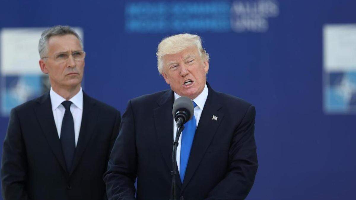 El president Donald Trump habla en cumbre de líderes europeos junto al secretario general de la OTAN, Jens Stoltenberg, en Bruselas.