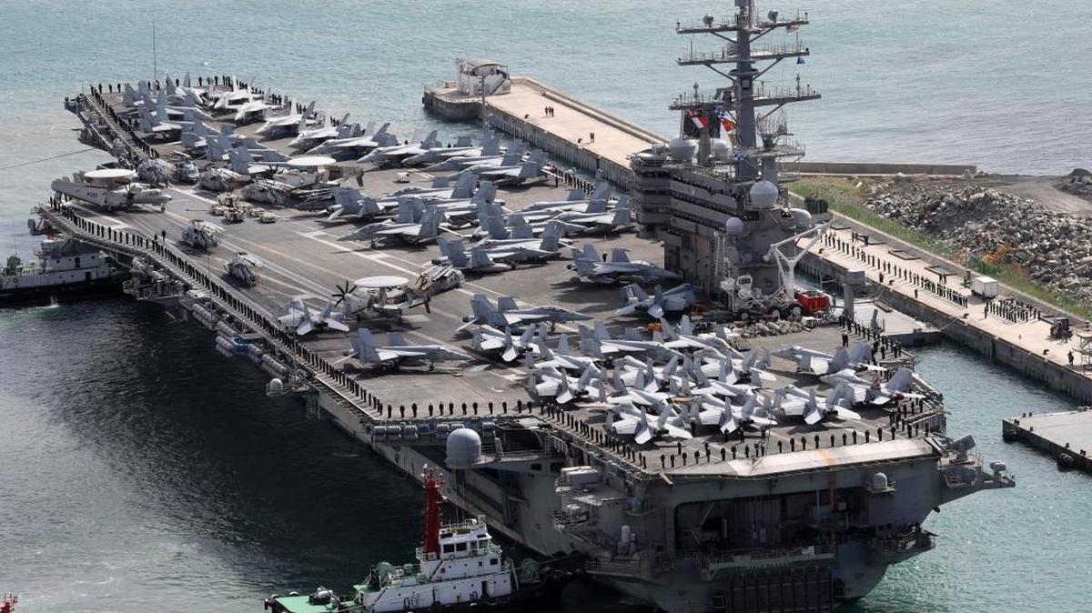 El portaaviones USS Ronald Reagan es escoltado al entrar al puerto de Busan, Corea del Sur, tras terminar un ejercicio conjunto con las fuerzas surcoreanas, el 21 de octubre de 2017.