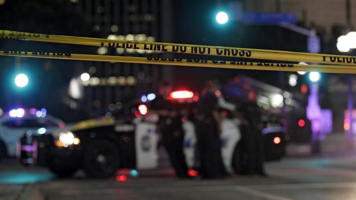 Un cordón policial precinta el escenario del tiroteo ocurrido en el transcurso de una manifestación contra la violencia policial hacia los negros en EEUU, que se saldó con cinco agentes muertos, en Dallas, Estados Unidos, hoy, 8 de julio de 2016.