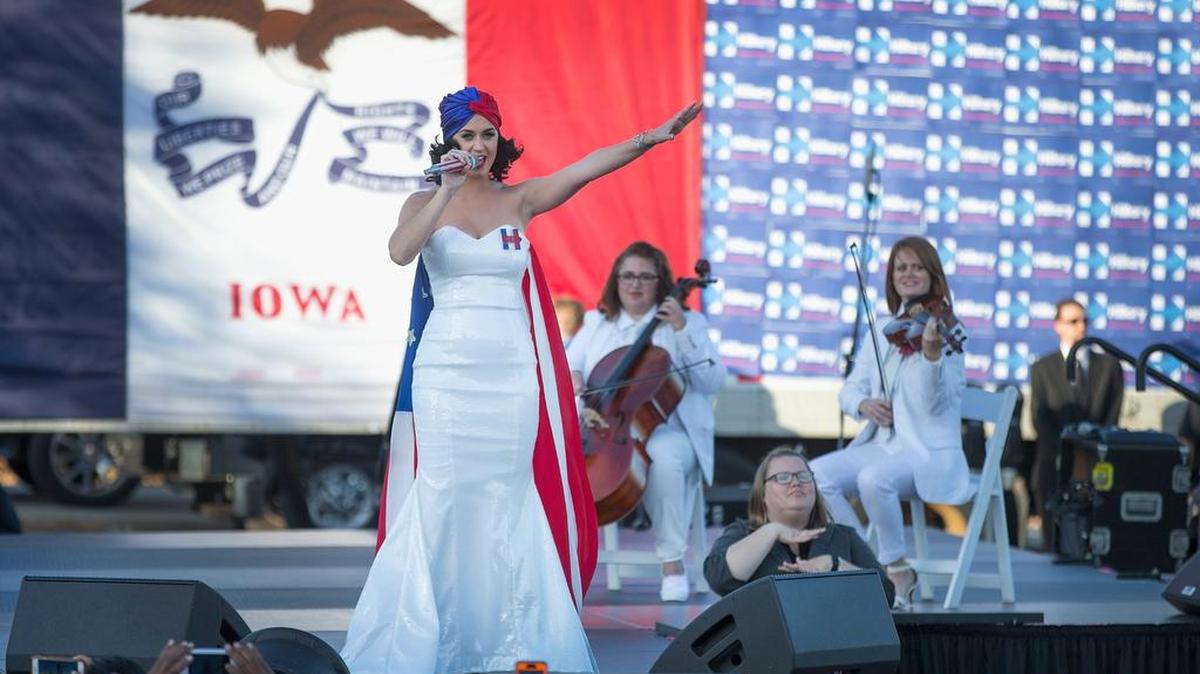 La cantante Katy Perry anima a los simpatizantes de la candidata presidencial demócrata Hillary Clinton en las afuera del Centro de Eventos de Iowa antes del inicio de la cena de Jefferson-Jackson el 24 de octubre, 2015, en Des Moines, Iowa. Se espera que los tres candidatos principales que buscan la nominación demócrata a la presidencia asistan a la cena, un evento importante anual para recaudar de fondos para el Partido Demócrata de Iowa.