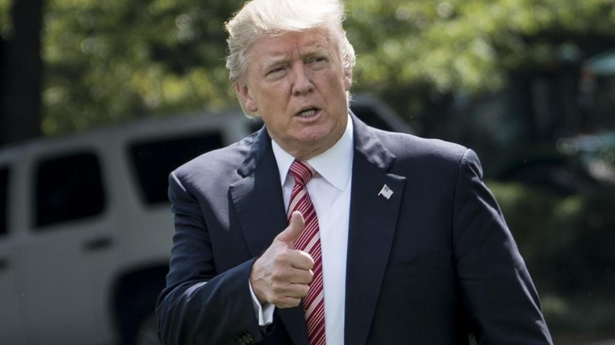 El presidente de los Estados Unidos, Donald Trump, se dirige a Marine One en el jardín Sur de la Casa Blanca el 25 de agosto de 2017, en Washington, DC.