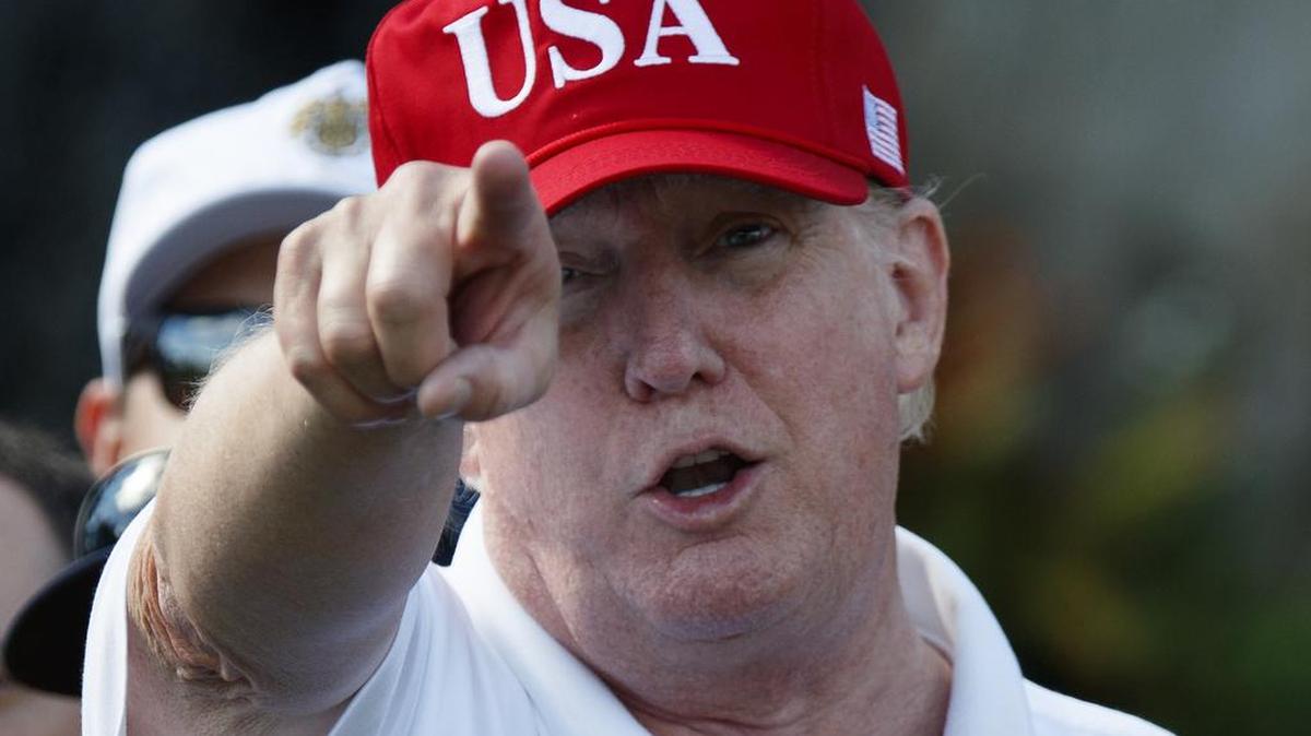 El presidente de Estados Unidos, Donald Trump, durante una reunión con miembros de la Guardia Costera, en el Trump International Golf Club, el viernes 29 de diciembre de 2017 en West Palm Beach.