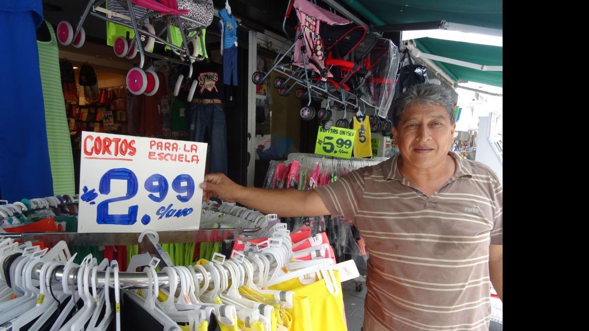 
Jorge Telón, gerente de una cadena de tiendas, muestra un cartel de una de las tiendas, el miércoles pasado, en San Juan. Telón intenta atraer a clientes bajando los precios, en momentos en que Puerto Rico enfrenta una crisis económica.
