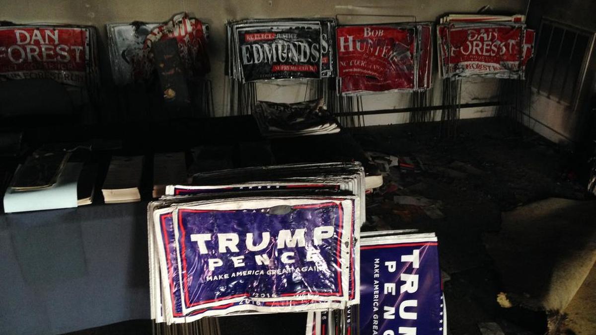 El interior de la oficina del Partido Republicano en el Hillsborough, condado Orange, Carolina del Norte. La oficina fue atacada con una bomba molotov y alguien escribio un grafiti que decía ‘republicanos nazis’.