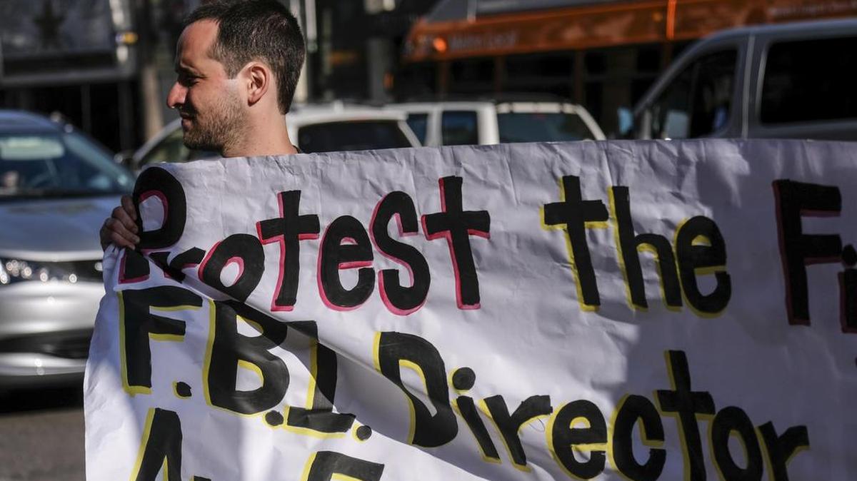 Un hombre protesta por el despido del director del FBI, James Comey, por el presidente estadounidense Donald Trump, cerca de la estrella de Trump en el Paseo de la Fama de Hollywood en Los Ángeles, California el 11 de mayo de 2017.