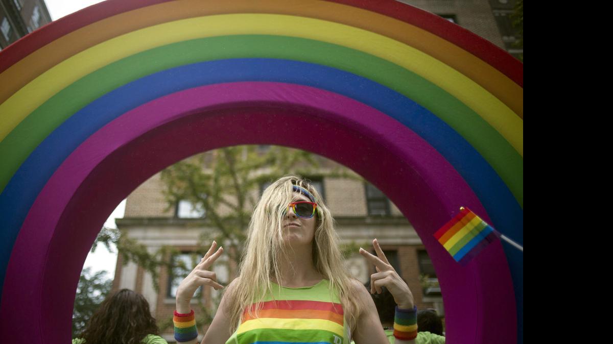 
Residentes de Nueva York recorren la 5a Avenida durante la Marcha del Orgullo Gay en Manhattan. Las parejas del mismo sexo tienen en los Estados Unidos el derecho constitucional de casarse, en cualquiera de los 50 estados de la unión.

