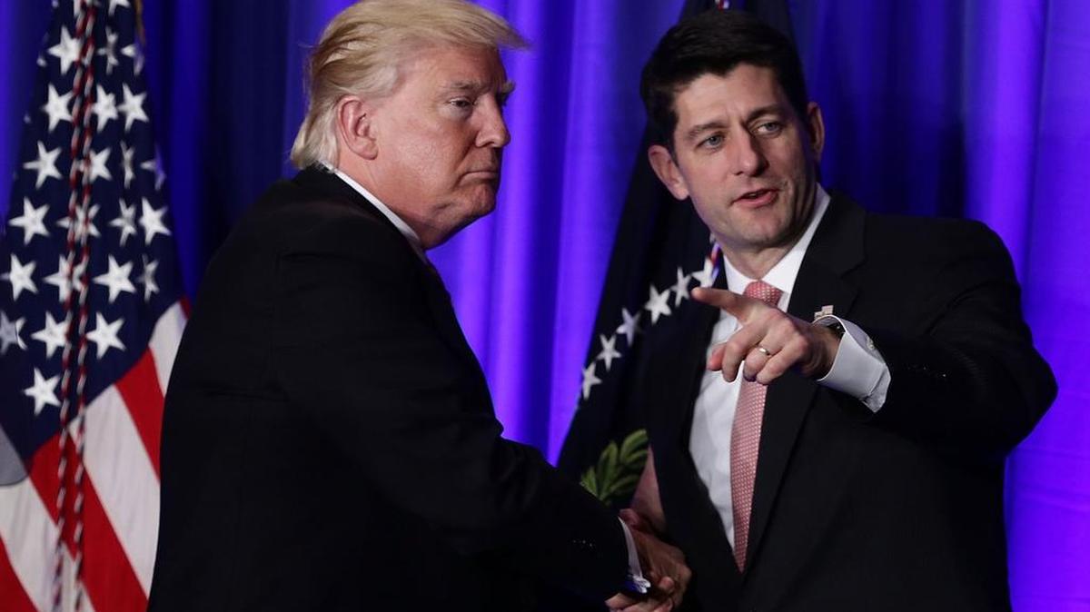 El presidente de EEUU, Donald Trump (izq.), saluda al líder de la Cámara de Representantes, Paul Ryan.