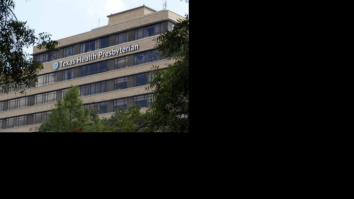 <cutline_leadin>El Hospital</cutline_leadin> de Salud Presbiteriano de Texas donde está siendo tratado el primer paciente con el virus ébola diagnosticado en los EEUU, en Dallas, el miércoles.