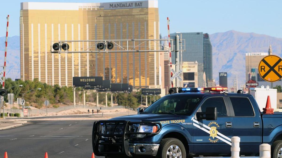 La policía de Las Vegas acordona las inmediaciones de Las Vegas Strip, zona de hoteles, casinos y resorts más grandes del mundo, el lunes 2 de octubre de 2017, en Las Vegas.