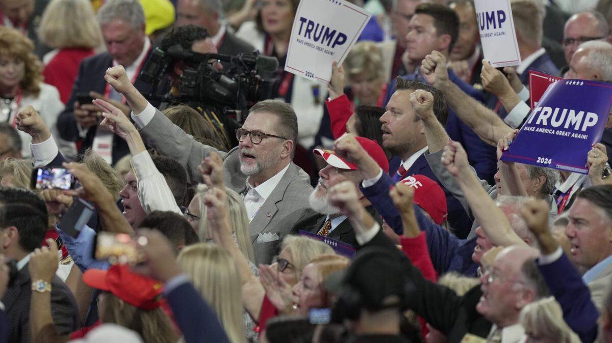 15 de julio de 2024; Milwaukee, WI, EE.UU.; Los asistentes en la sala gritan durante el primer día de la Convención Nacional Republicana. El RNC inició el primer día de la convención con la votación nominal de los estados.