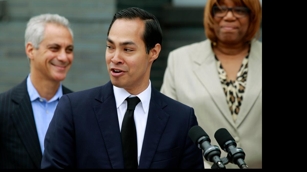 
El secretario de Vivienda y Desarrollo Urbano, Julián Castro, presentó la nueva norma contra la segregación racial en ese área desde la Ley de Fomento de la Vivienda Justa, aprobada en 1968.
