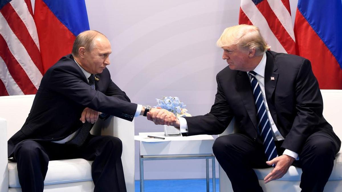 El presidente de los Estados Unidos, Donald Trump (der.), y el presidente ruso, Vladimir Putin, se estrechan las manos durante una reunión al margen de la Cumbre del G20 en Hamburgo, Alemania, el 7 de julio de 2017.