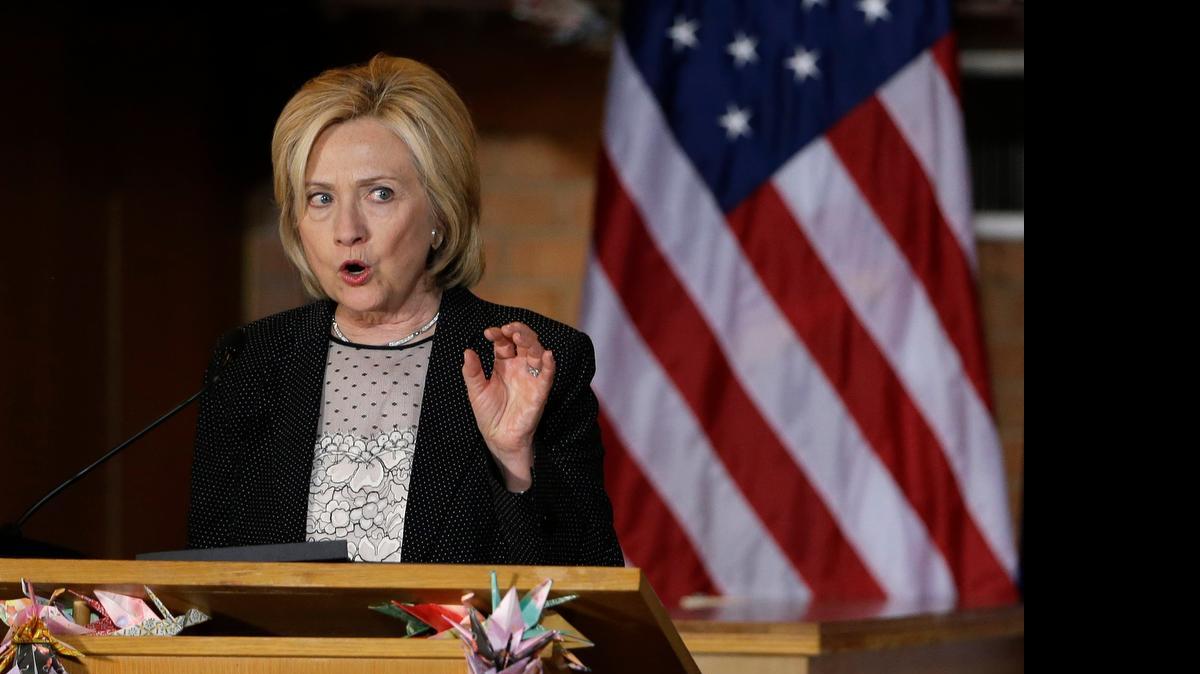 
Miles de correos electrónicos de trabajo del servidor privado de Clinton fueron entregados a una comisión de la Cámara de Representantes que investiga los ataques en Bengasi, Libia, en 2012. 
