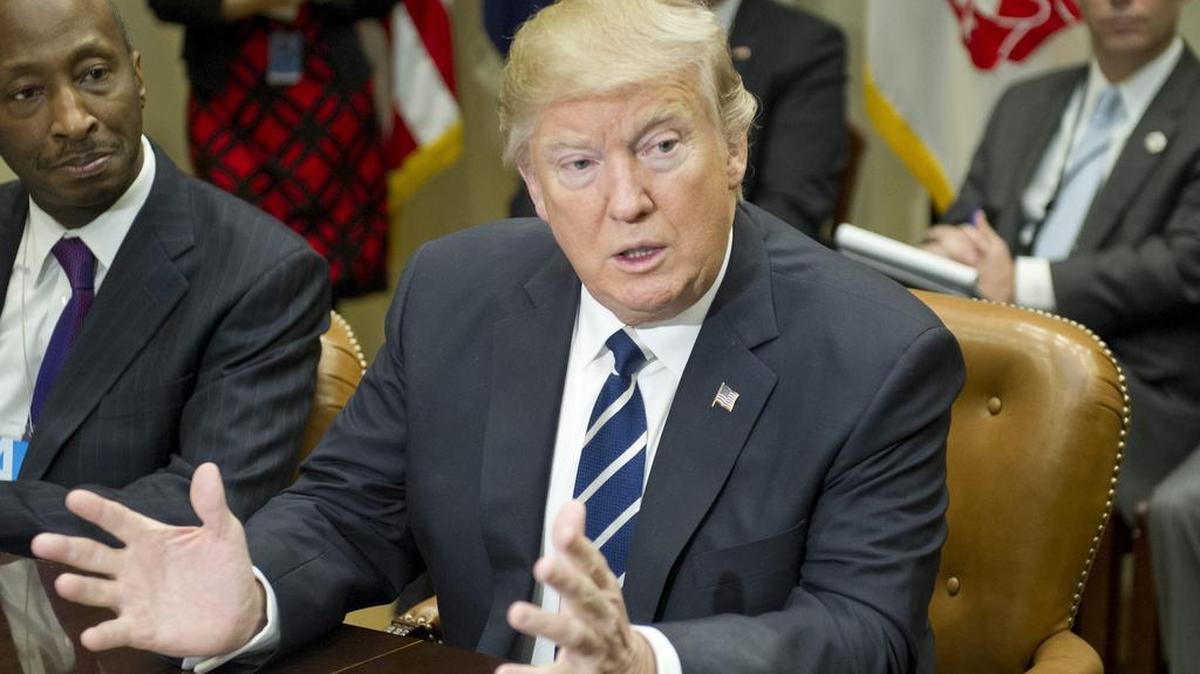 El presidente de EEUU, Donald Trump, se reúne con representantes de la compañía Investigadores y Productores Farmacéuticos de América (PhRMA) en la Casa Blanca en Washington, DC.