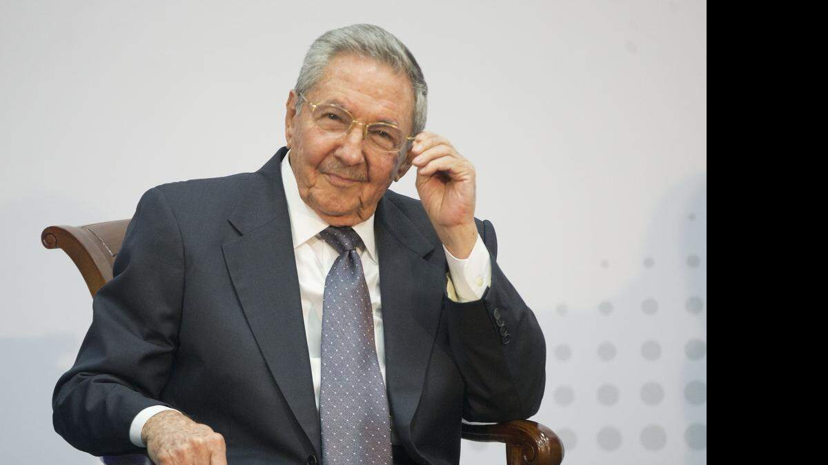 El gobernante cubano Raúl Castro ajusta sus gafas durante su reunión con el presidente de Estados Unidos Barack Obama en la Cumbre de las Américas en la Ciudad de Panamá, Panamá, sábado 11 de abril de 2015.  