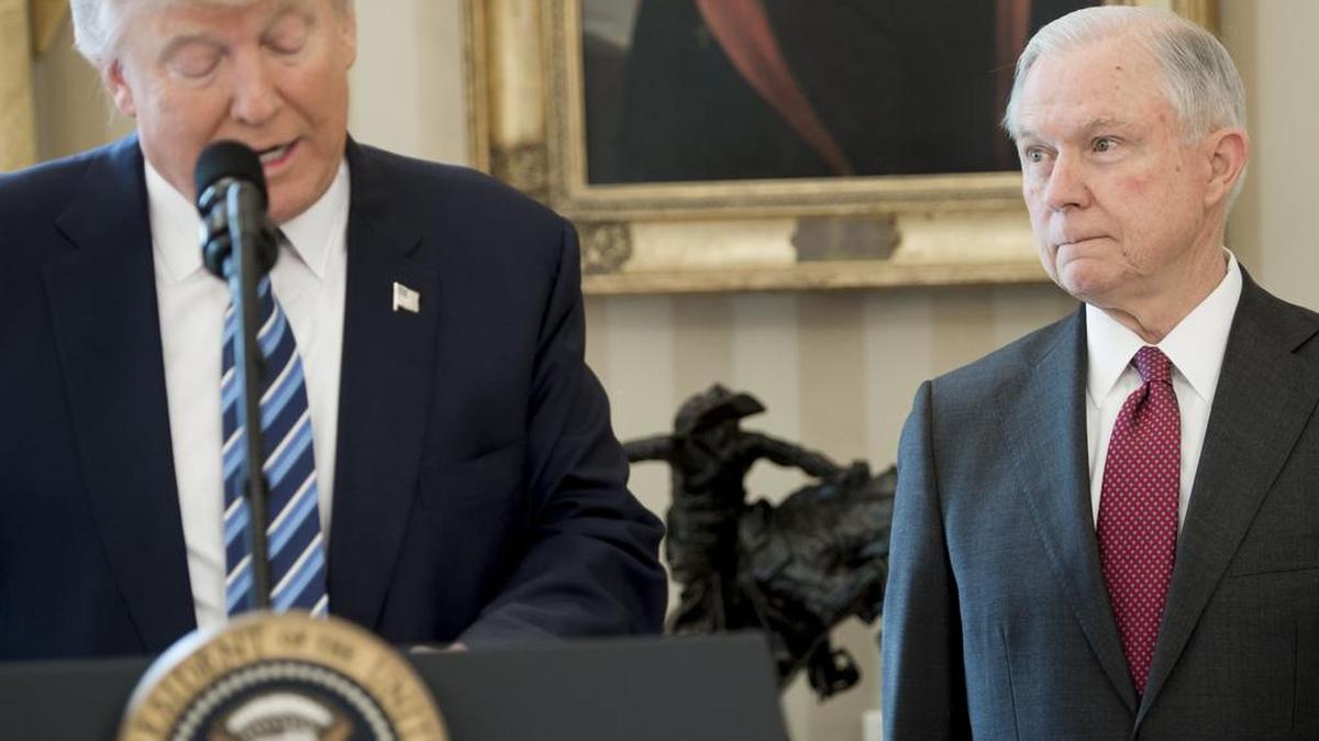 El presidente Donald Trump y el secretario de Justicia, Jeff Sessions, en la Casa Blanca, Washington DC, el 9 de febrero de 2017.