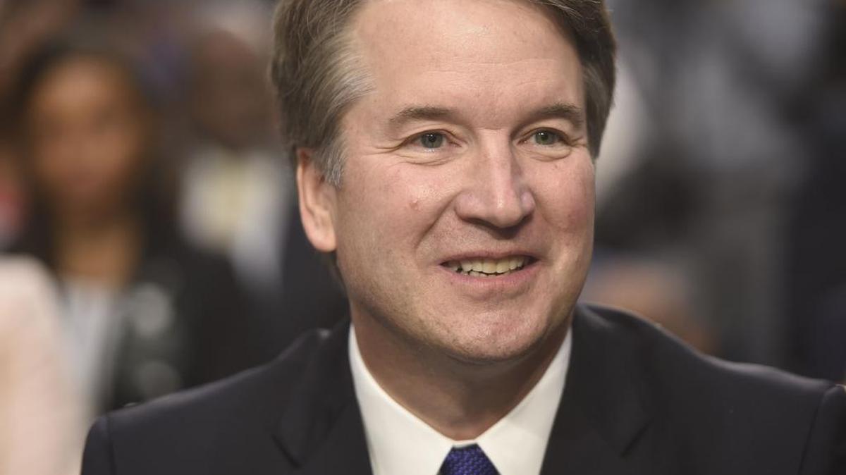 En esta foto de archivo tomada el 4 de septiembre de 2018, el candidato a la Corte Suprema de los Estados Unidos Brett Kavanaugh llega el primer día de su audiencia de confirmación frente al Senado de los EEUU en Capitol Hill en Washington DC.