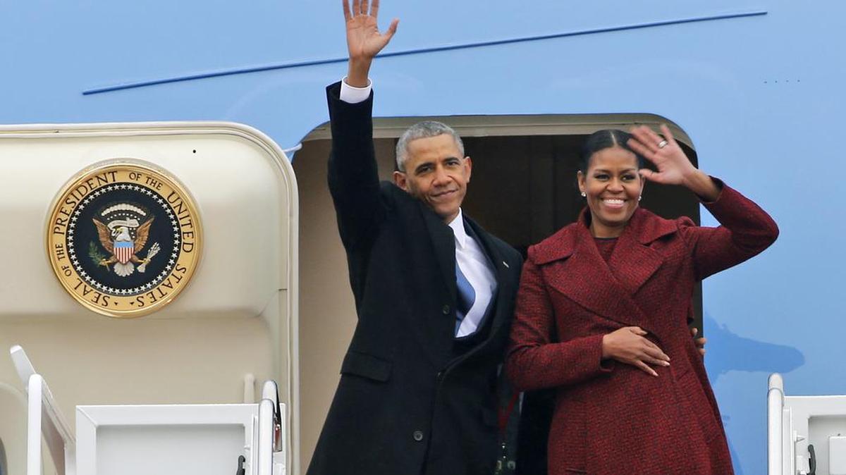 El ex presidente Barack Obama y su esposa Michelle Obama saludan a la multitud antes de partir hasta la base aérea Andrews el viernes 20 de enero de 2017.