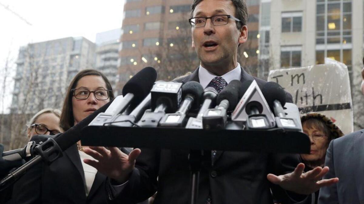 El procurador general de Washington, Bob Ferguson, conversa con periodistas el viernes 3 de febrero de 2017, después de una audiencia en una corte federal en Seattle.