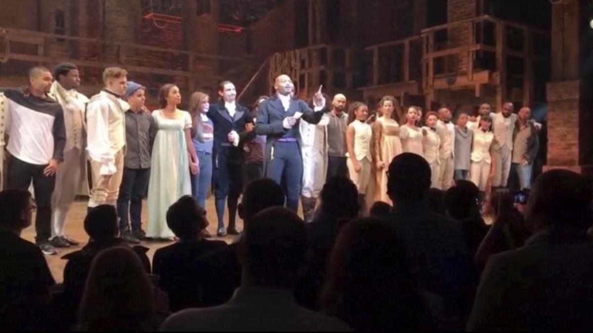 El actor Brandon Victor Dixon que interpreta a Arron Burr, el tercer vicepresidente de la nación, en "Hamilton" habla desde el escenario en Nueva York, 18 de noviembre de 2016.