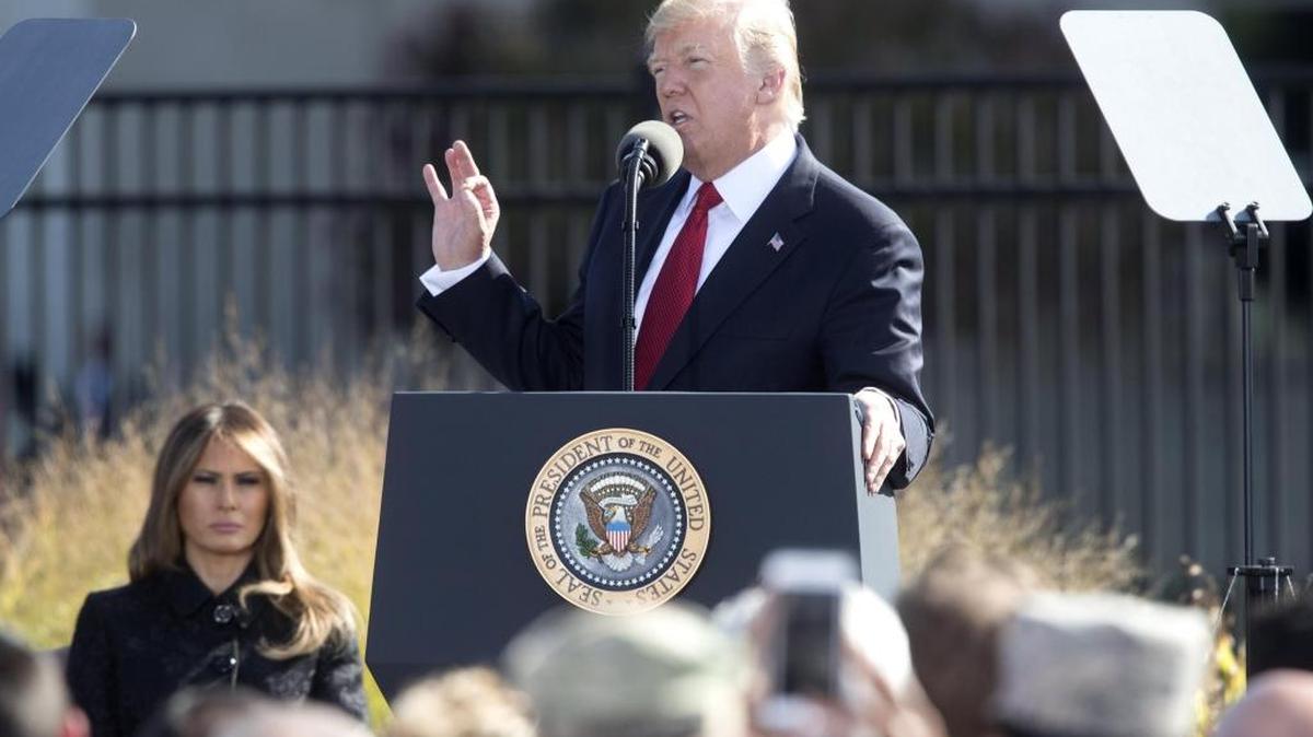 El presidente estadounidense, Donald Trump, pronuncia su discurso en presencia de su esposa, Melania Trump (i), durante la ceremonia de conmemoración del decimosexto aniversario de los atentados del 11 de septiembre de 2001, en el Pentágono, Arlington, el 11 de septiembre de 2017.