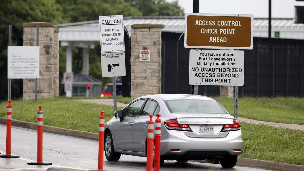 Un coche entra en el recinto de la prisión de Fort Leavenworth, en Kansas, el 17 de mayo de 2017.