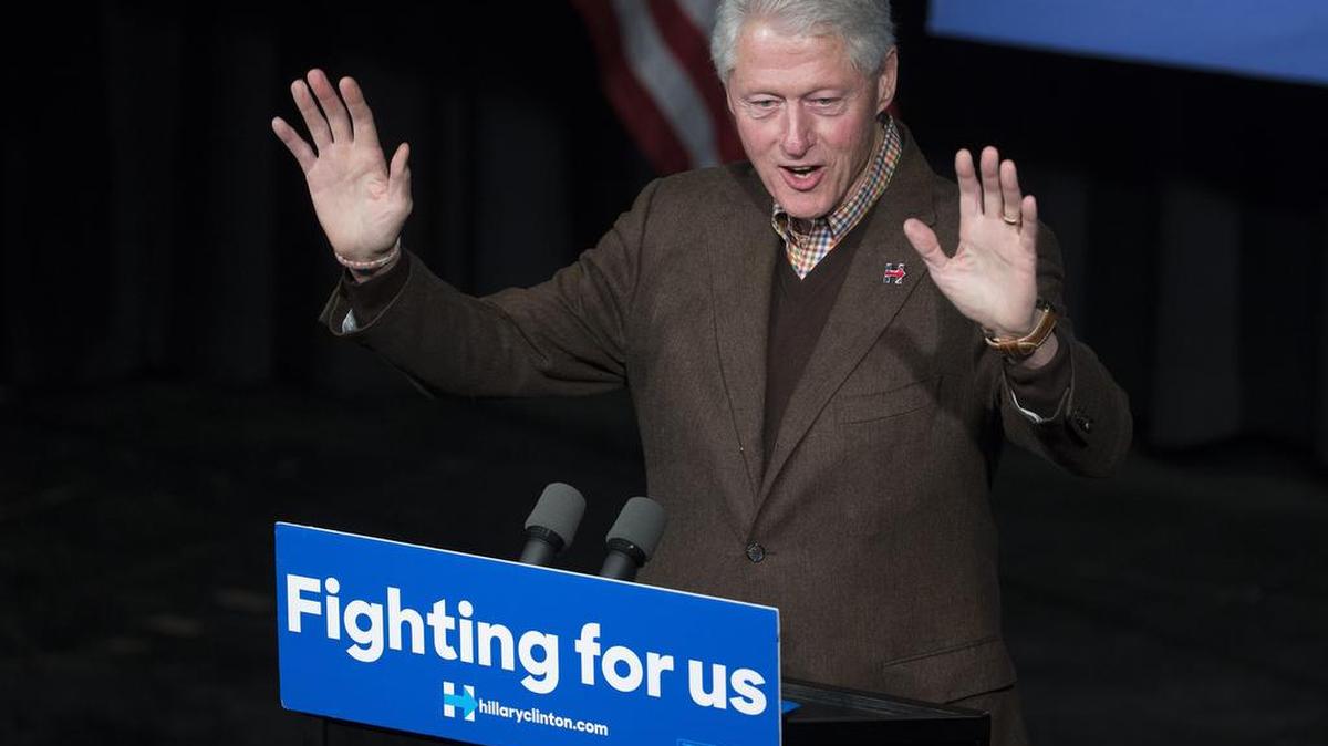 Bill Clinton intervino en un segundo acto de la campaña de su esposa en Exeter, también en New Hampshire, abordando los mismos temas.