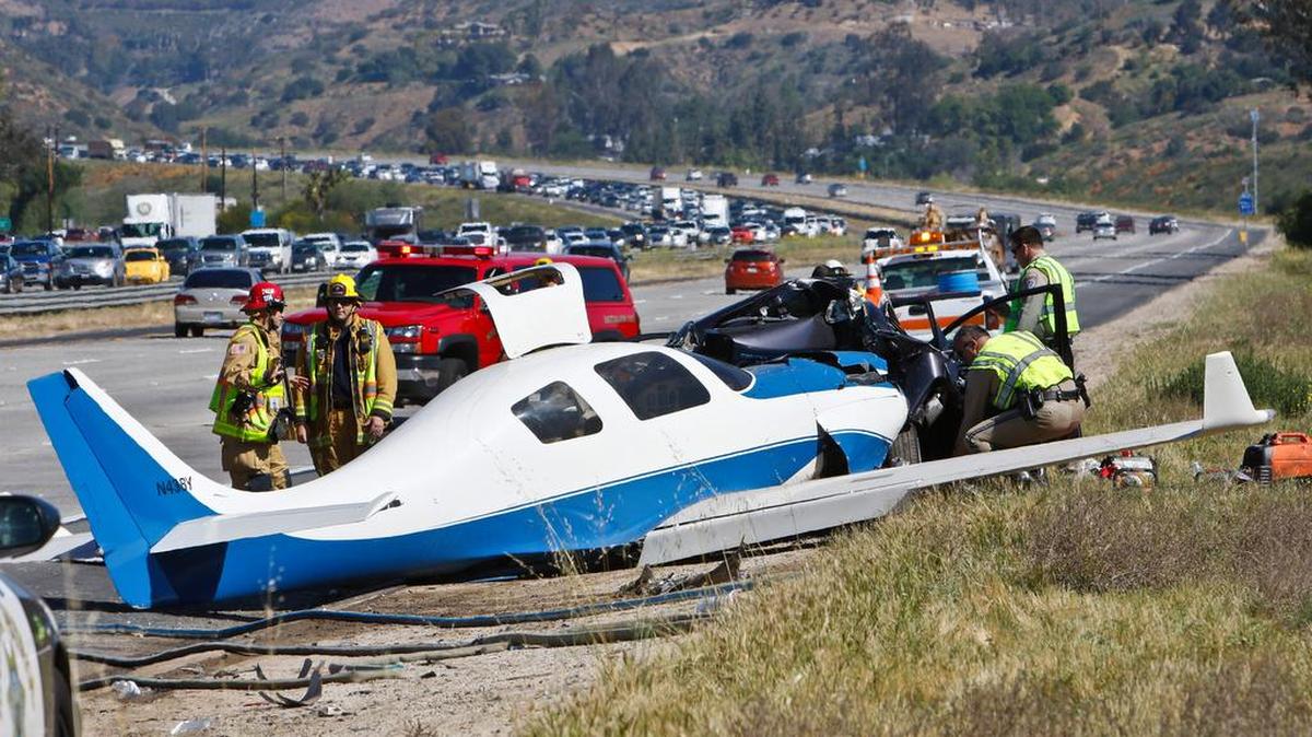 Una mujer murió y otras cinco resultaron heridas el sábado tras la colisión de una avioneta contra un vehículo que transitaba en una carretera de San Diego.