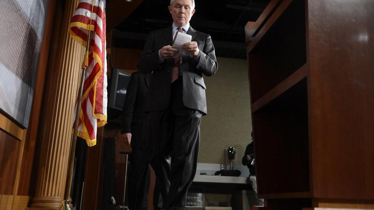 Imagen de archivo tomada el 21 de marzo de 2013 que muestra al senador por Alabama, Jeff Sessions, durante una rueda de prensa en Washington, Estados Unidos.