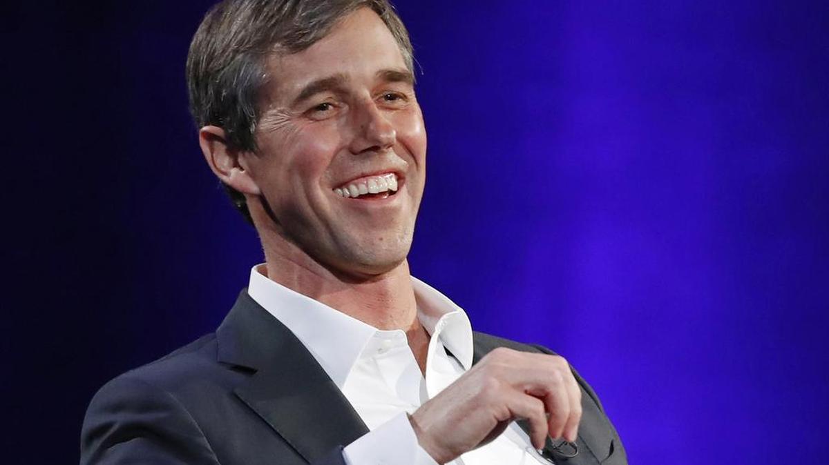 En esta foto de archivo del martes 5 de febrero de 2019, el ex congresista demócrata de Texas Beto O'Rourke se ríe durante una entrevista en vivo con Oprah Winfrey en un escenario de Times Square en "SuperSoul Conversations", en Nueva York.