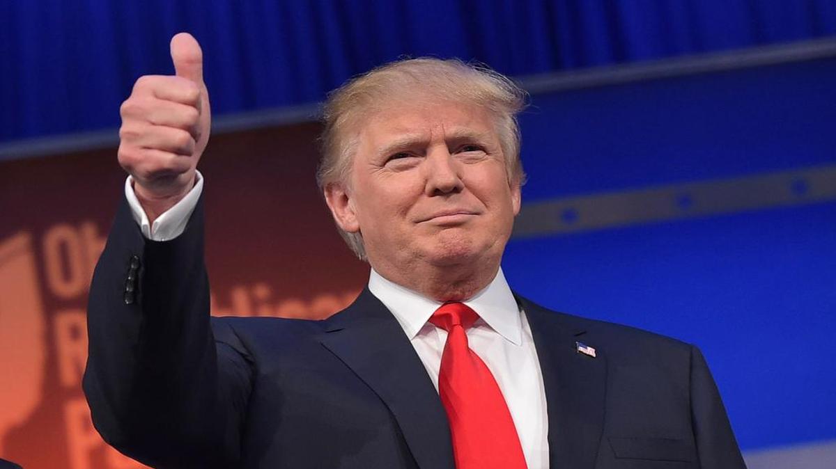 
El magnate Donald Trump saluda a la audiencia.
