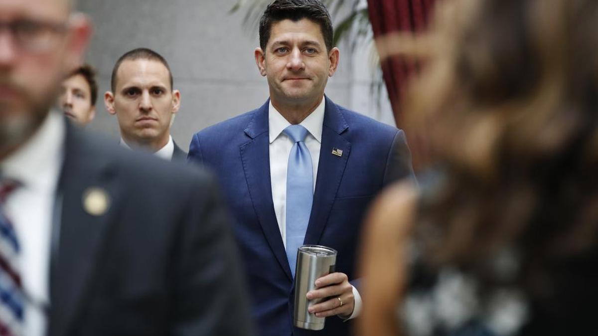 El presidente de la Cámara de Representantes, Paul Ryan llega a una reunión del caucus republicano de la Cámara, el martes 24 de julio de 2018, en Capitol Hill, Washington. 