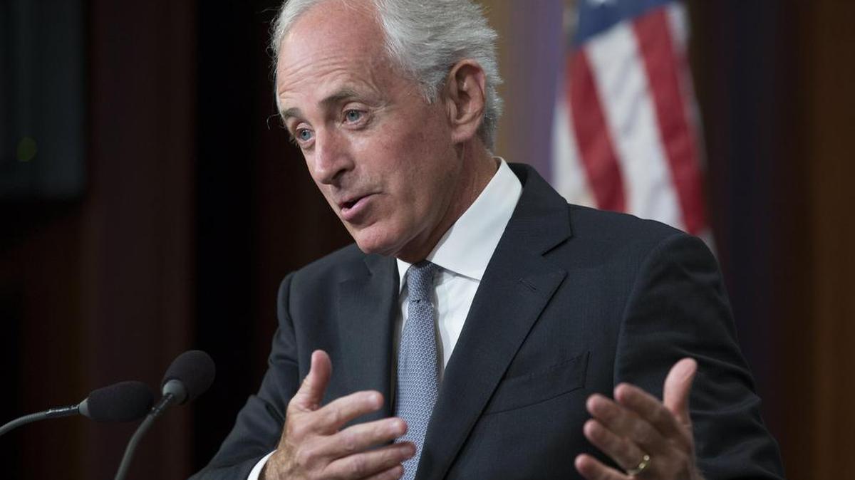 El presidente del Comité de Relaciones Exteriores del Senado, Bob Corker, habla durante una conferencia de prensa sobre los esfuerzos por acabar con la esclavitud moderna, en el Capitolio de Washington, DC, el 14 de septiembre de 2017.