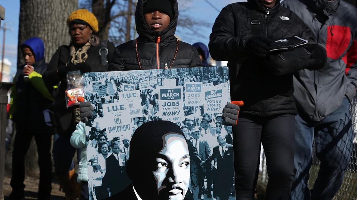 Cientos de personas marcharon por la libertad y la igualdad entre razas y en Washington, con motivo del Día de Martin Luther King.