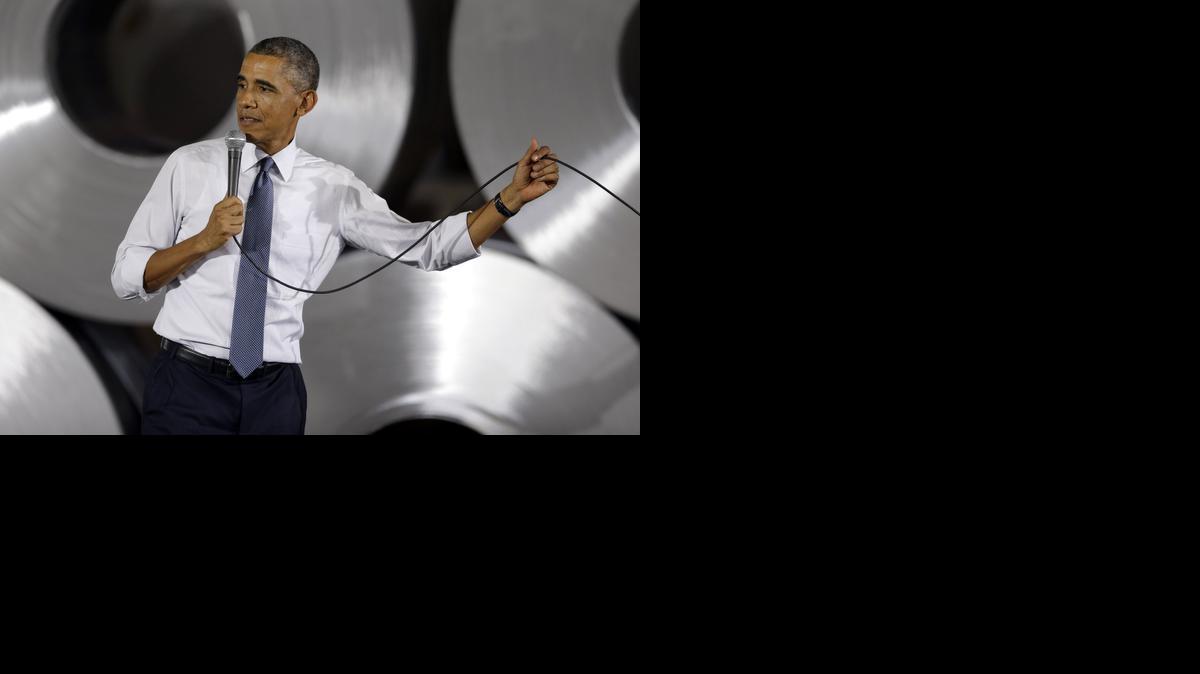 
El presidente Obama responde a preguntas de la audiencia durante una visita a una fábrica de acero en Indiana en la que anunció nuevas inversiones para el sector manufacturero.




