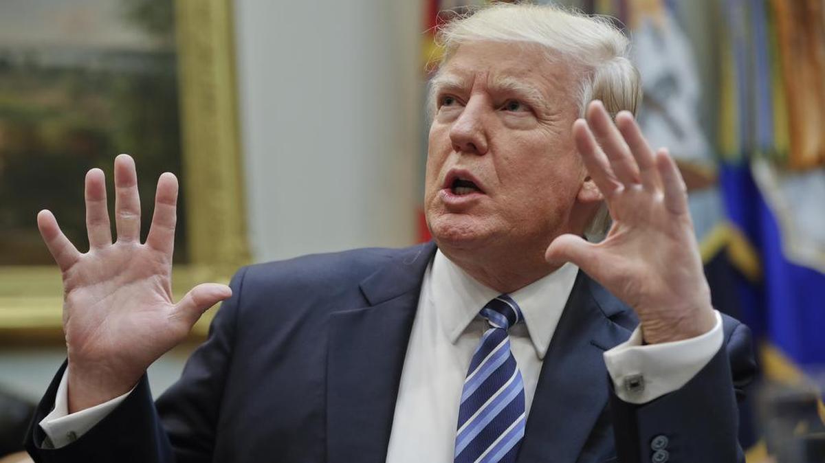El presidente Donald Trump gesticula en una reunión sobre el proyecto de salud en el salón Roosevelt de la Casa Blanca en Washington, el 13 de marzo.