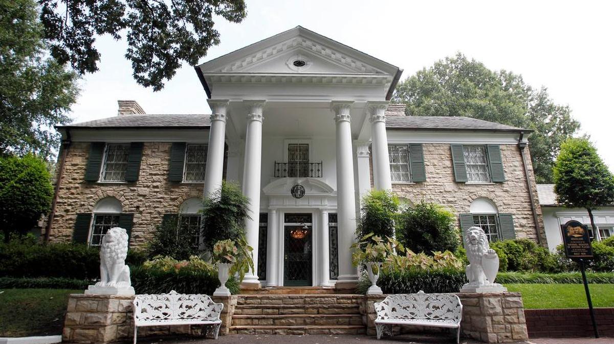 
Guitarras, trajes, anillos y hasta un pistola con el nombre de Elvis Presley se subastarán el jueves en la mansión de Graceland, en Memphis.
