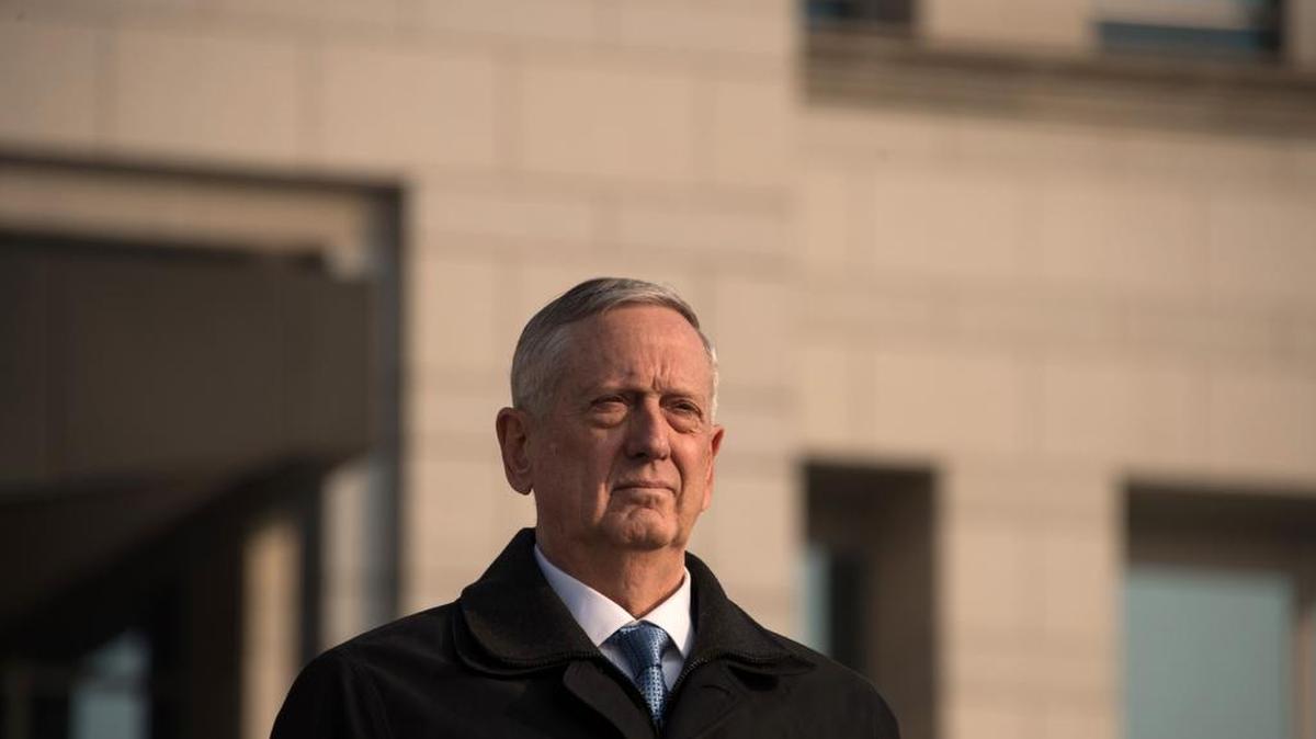 El Secretario de Defensa de Estados Unidos, James Mattis, asiste a una ceremonia de guardia de honor con su homólogo surcoreano, Han Min-Koo, en el Ministerio de Defensa en Seúl el 3 de febrero de 2017.