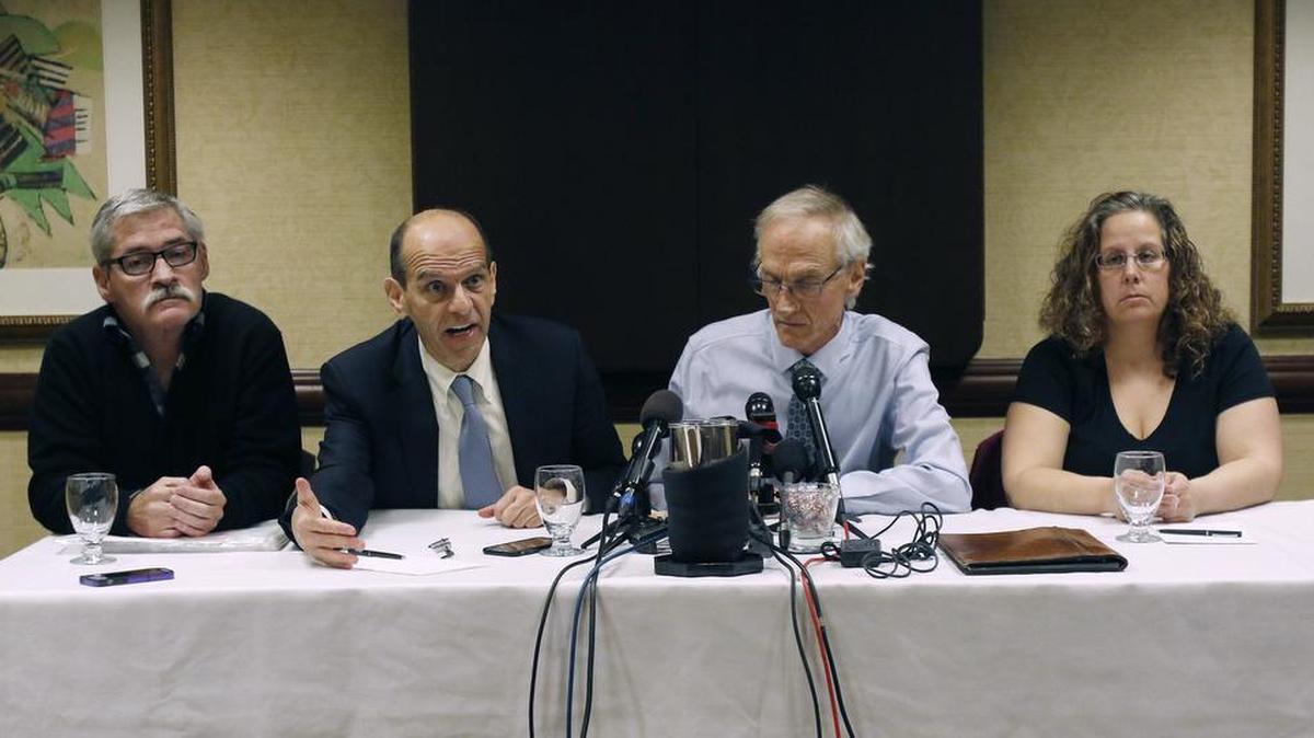 El abogado Mitchell Garabedian (segundo de izq. a der.) junto a tres víctimas de abuso sexual por parte de sacerdotes: Robert Costello, Phil Saviano y Alexa MacPherson.