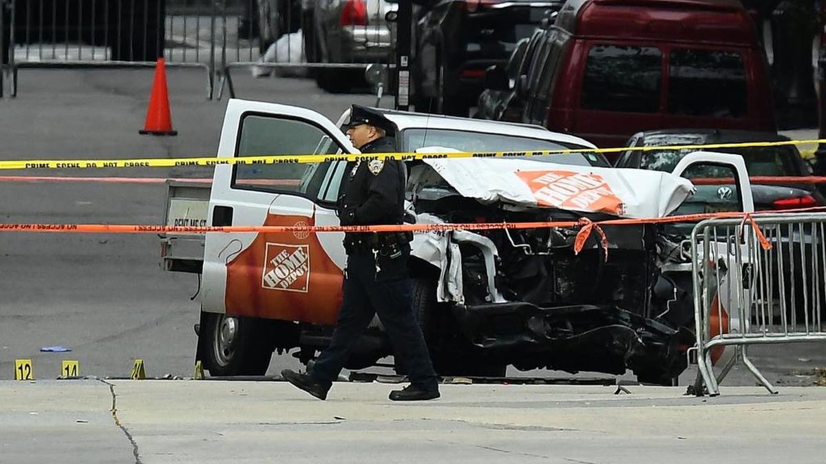 Un agente de policía pasa frente a los restos de una camioneta Home Depot, un día después de que se usó en un ataque terrorista, en Nueva York el 1 de noviembre de 2017.