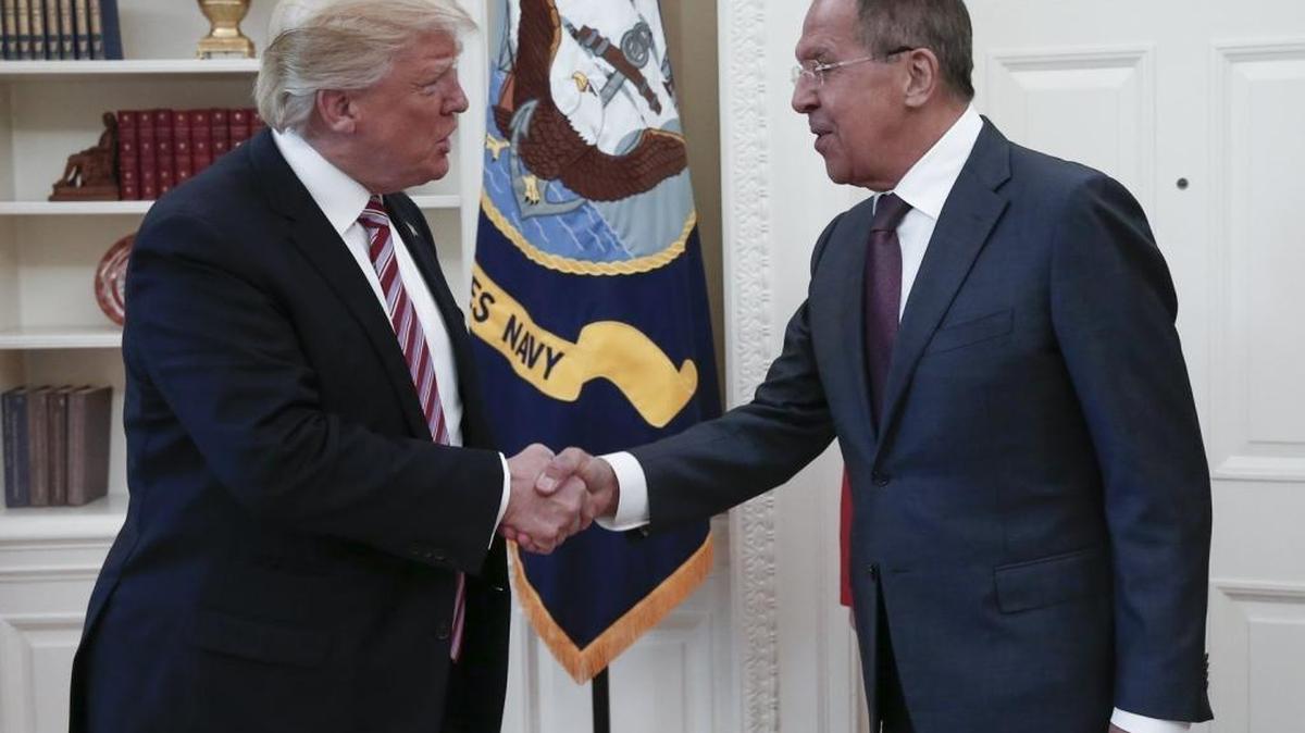 Fotografía de archivo facilitada por el Ministerio de Exteriores de Rusia que muestra al presidente de EE.UU., Donald Trump (i), recibiendo al ministro ruso de Exteriores, Serguéi Lavrov (d), en la Casa Blanca el 10 de mayo.