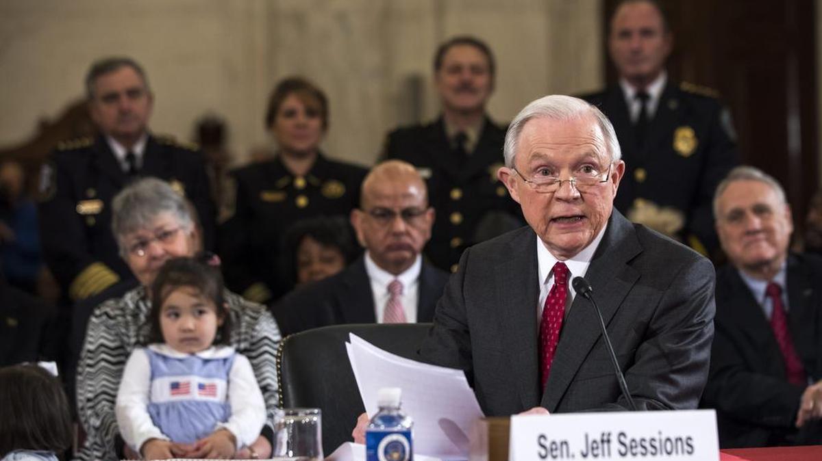 El senador republicano por Alabama, Jeff Sessions, testifica durante su audiencia para aceptar su cargo como fiscal general de Estados Unidos este martes 10 de enero en Washington, DC.