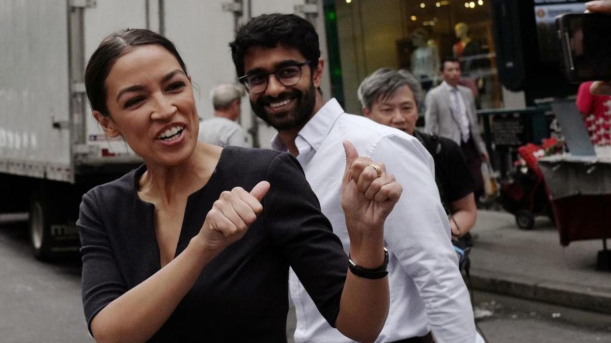Alexandria Ocasio-Cortez, hija de puertorriqueños y debutante política, le arrebató la candidatura demócrata al Congreso a un veterano de 20 años en la cámara.