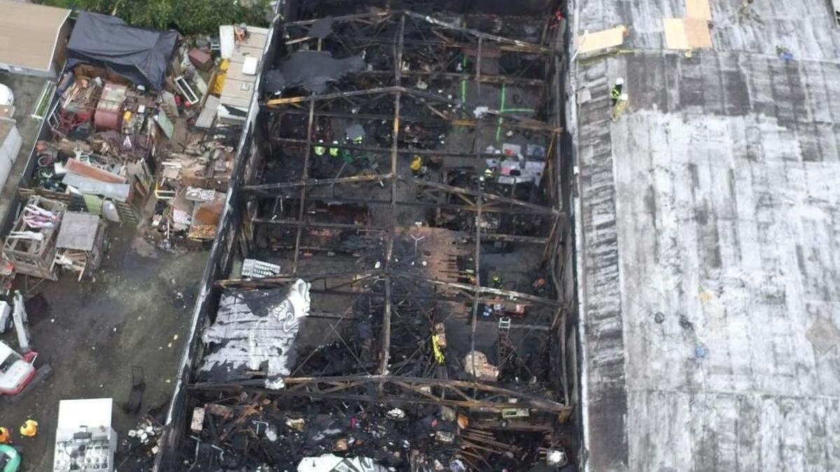 El edificio de dos plantas se incendió el pasado viernes durante una fiesta electrónica, sin que hasta el momento se conozcan las causas del siniestro.