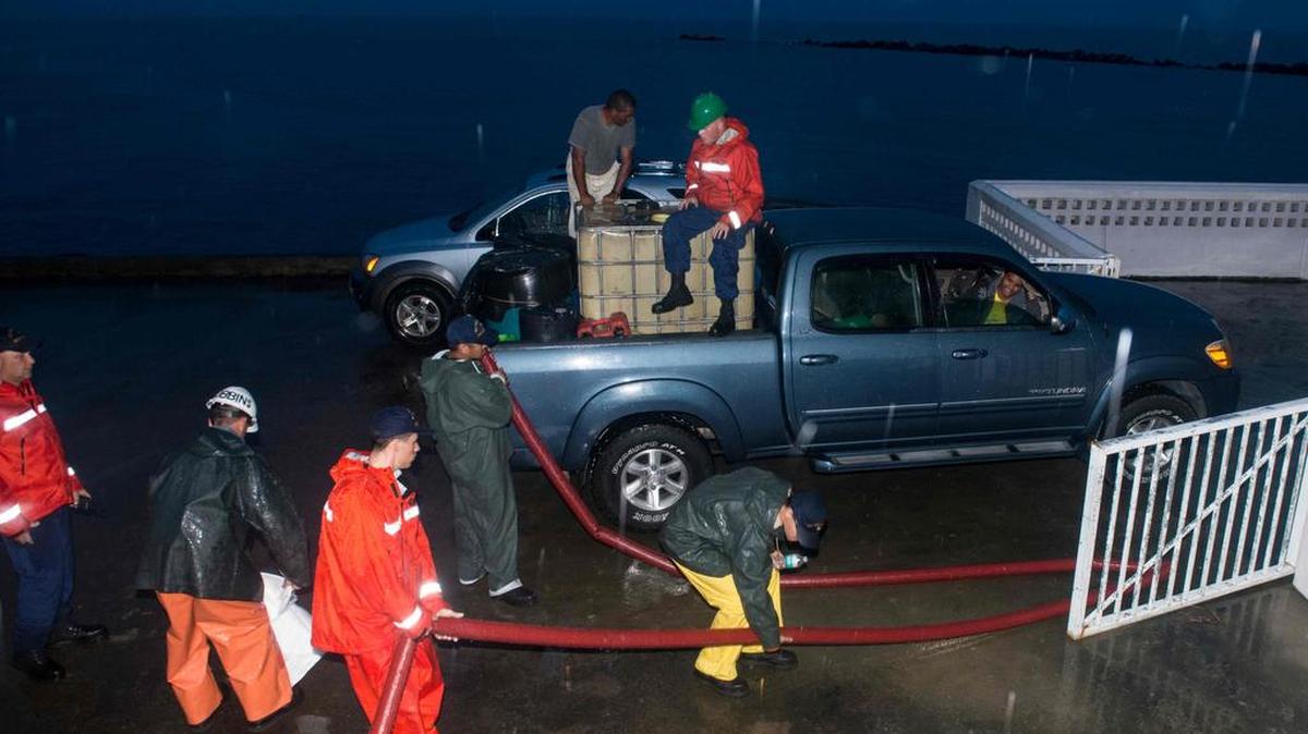 Fotografía proporcionada por la Guardia Costera que muestra a tripulantes del USCG Cutter Elm y miembros del Sector San Juan, Puerto Rico, llenando tanques portátiles de diesel en la isla de Vieques para distribución a las víctimas del Huracán María el 30 de septiembre de 2017.