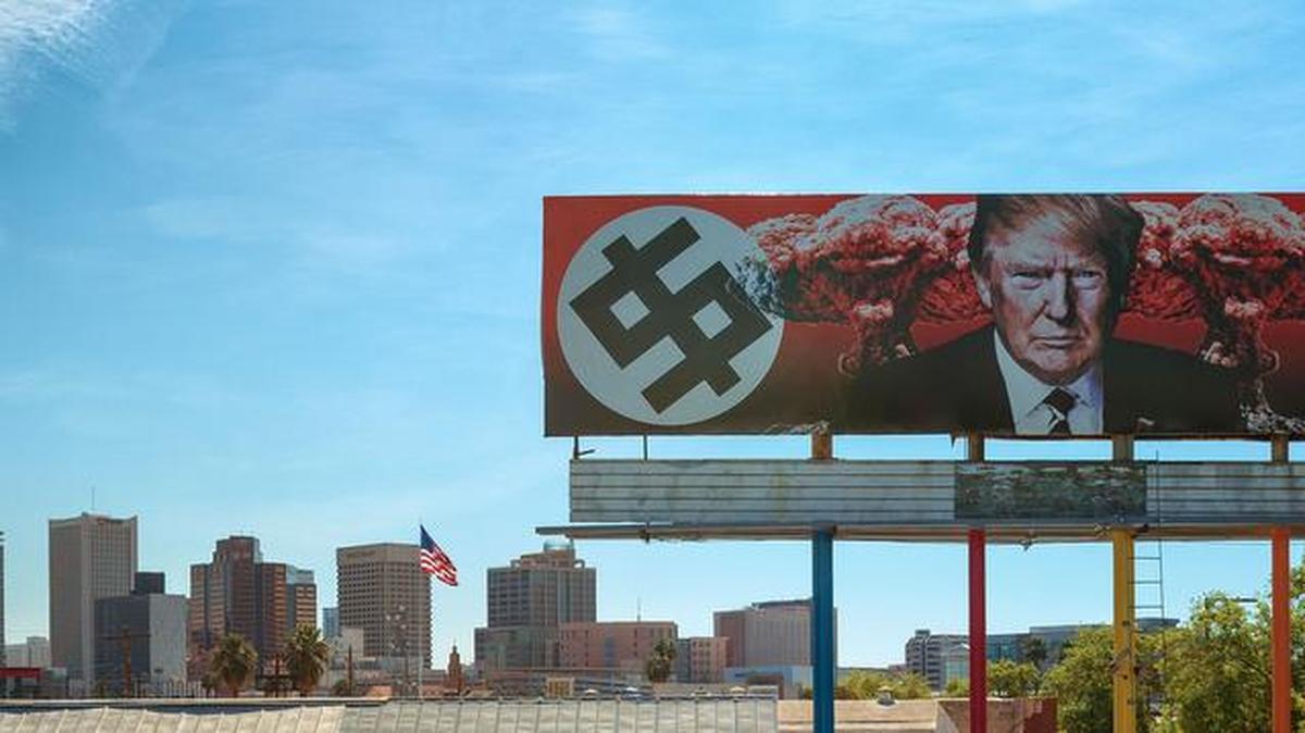 Una valla publicitaria en contra del presidente Donald Trump instalada por la artista Karen Fiorito en una de las calles más transitadas en Phoenix, capital de Arizona. La artista afirmó haber recibido una avalancha de amenazas en contra de su persona, que por temor ante la seriedad de las intimidaciones se vio obligada a contactar el lunes a las autoridades de Los Ángeles, California.