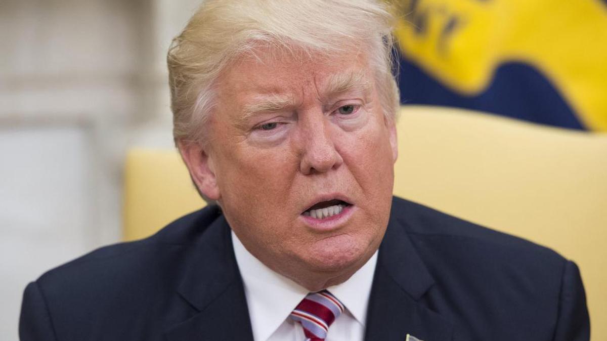 Fotografía de este 10 de mayo de 2017 del presidente estadounidense, Donald J. Trump (d), hablando en un encuentro con el ex secretario de Estado Henry Kissinger (no aparece) en el despacho oval de la Casa Blanca.