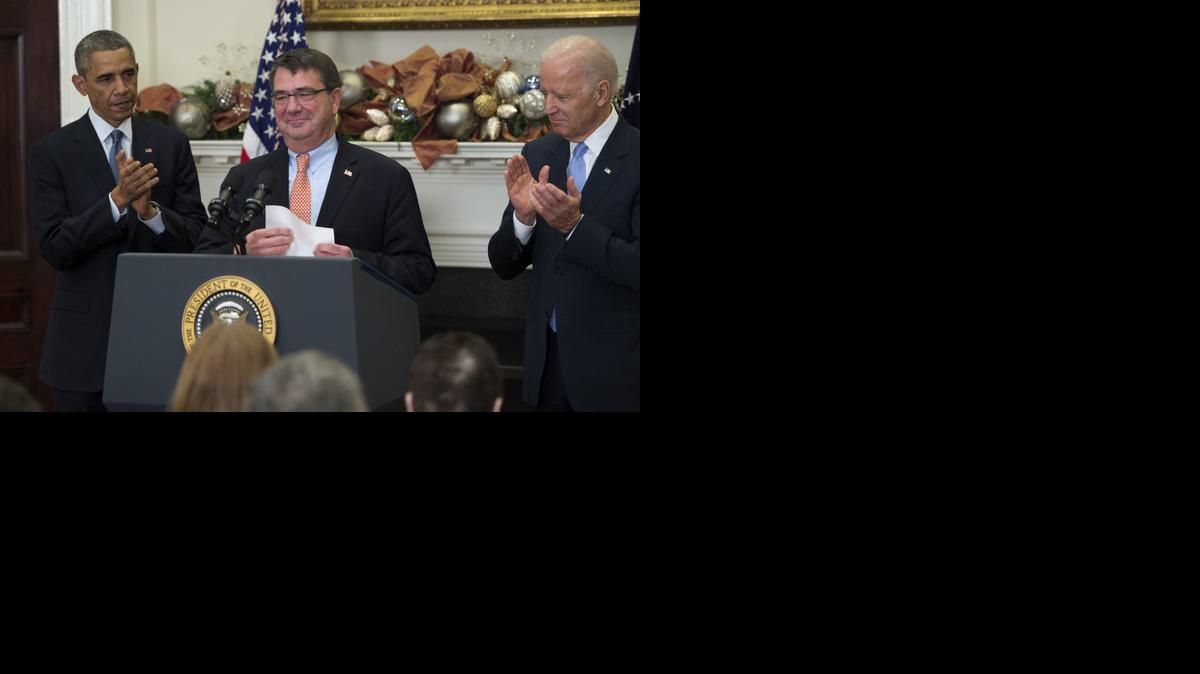 
El presidente Obama, el vicepresidente Joe Biden, y su nuevo secretario de Defensa, Ashton Carter (cen), durante la ceremonia de nombramiento, este viernes.

